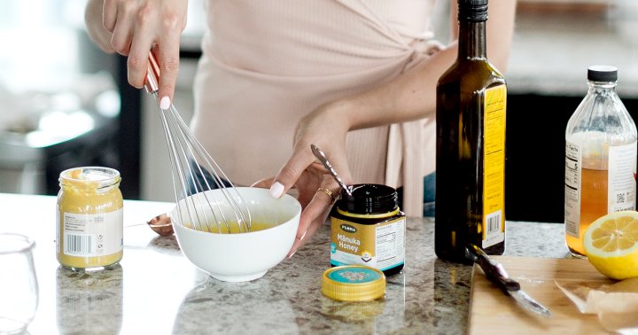 5 Ways An RD Uses Manuka Honey To Reap All Its Benefits